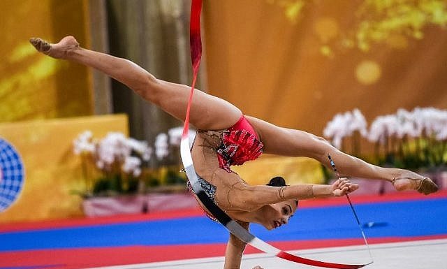 La gymnaste israélienne Linoy Ashram remporte une médaille d’argent après avoir remporté celle de bronze