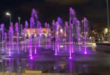 Avez-vous vu la nouvelle fontaine sur la promenade de la plage ? vidéo