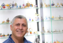 Venez à la rencontre d’Ezra Cohen, collectionneur de Toupies les plus originales les unes que les autres