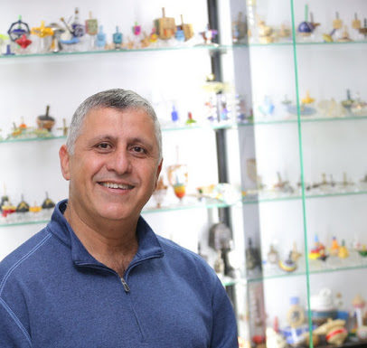 Venez à la rencontre d’Ezra Cohen, collectionneur de Toupies les plus originales les unes que les autres