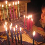 Monde – Comment parler d’Israël aux enfants en allumant les bougies de Hanouka ?