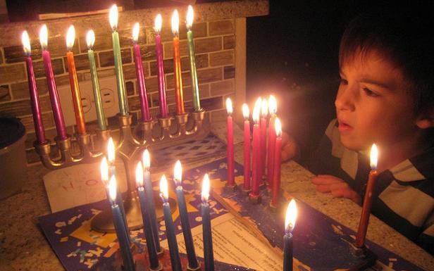 Monde – Comment parler d’Israël aux enfants en allumant les bougies de Hanouka ?