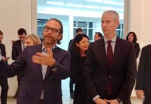 Le Ministre français de la culture Franck Riester visite l’exposition Lignes de Défense de l’Université de Tel-Aviv