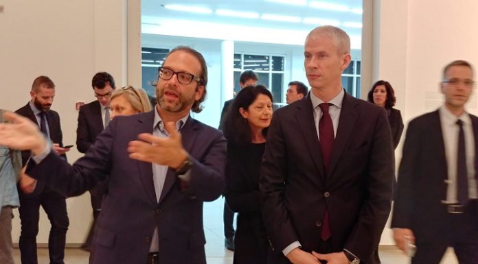Le Ministre français de la culture Franck Riester visite l’exposition Lignes de Défense de l’Université de Tel-Aviv