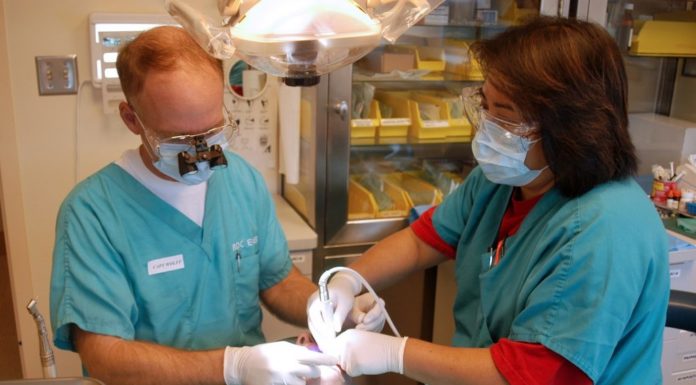 Soins dentaires : gratuits jusqu’à 18 ans, aides attribuées aux personnes âgées