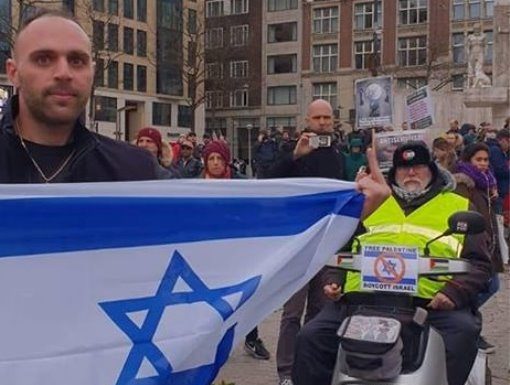 Un jeune homme d’Ashdod a brandi le drapeau israélien en plein coeur d’une manifestation contre l’État d’Israël à Amsterdam