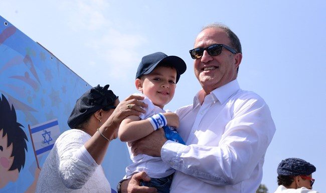 Les enfants des écoles maternelles d’Ashdod célèbrent en premier les festivités de Yom Haatsmaout