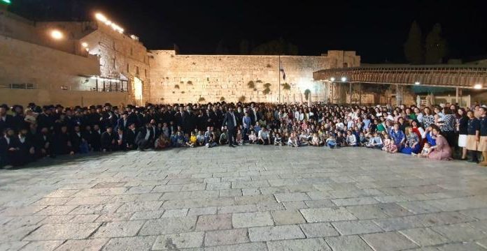 HOU LA LA! Une survivante de l’Holocauste agée de 104 ans célèbre son anniversaire au mur occidental avec 400 descendants