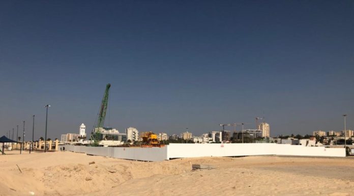 Des résidents manifestent aujourd’hui contre la construction des hôtels Hilton sur la plage du Lido à Ashdod