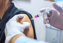 Le Dr Yehiel Lasry donne l’exemple et appelle le public : « S’il vous plaît, faites-vous vacciner ! »