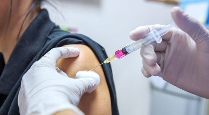 Le Dr Yehiel Lasry donne l’exemple et appelle le public : « S’il vous plaît, faites-vous vacciner ! »