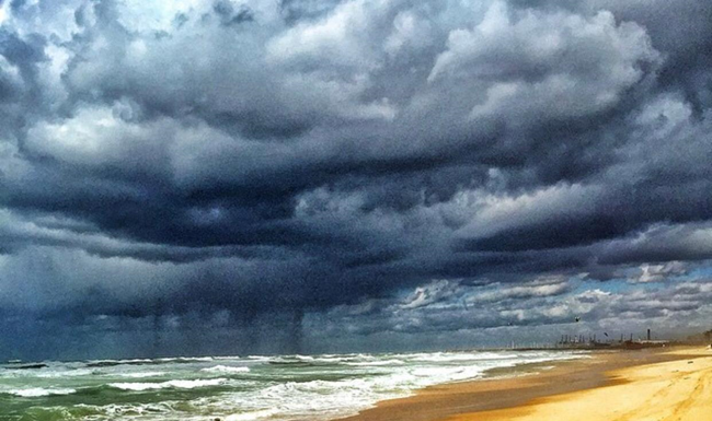 La municipalité d’Ashdod lance un avertissement à la population en raison du temps orageux qui se prépare