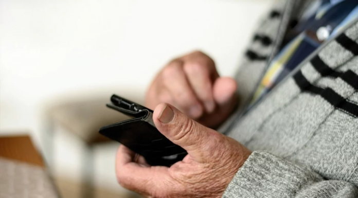 Selon un rapport, des télévendeurs israéliens arnaquent les personnes âgées à hauteur de millions de dollars par an