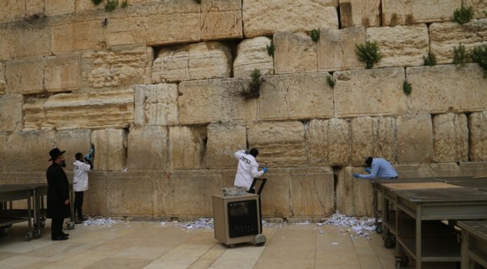Insolite mais necessaire : désinfection des vieilles pierres du Mur occidental