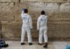 Nettoyage des petites notes placées dans le Kotel avant Pessah dans les conditions du COVID-19