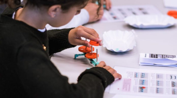 Ashdod : Ateliers d’été en robotique et mathématiques.