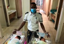 Même pendant le Corona, un ambulancier du MDA se réconforte dans un moment de joie – ou deux !!!!