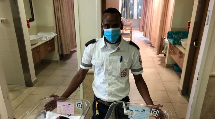 Même pendant le Corona, un ambulancier du MDA se réconforte dans un moment de joie – ou deux !!!!