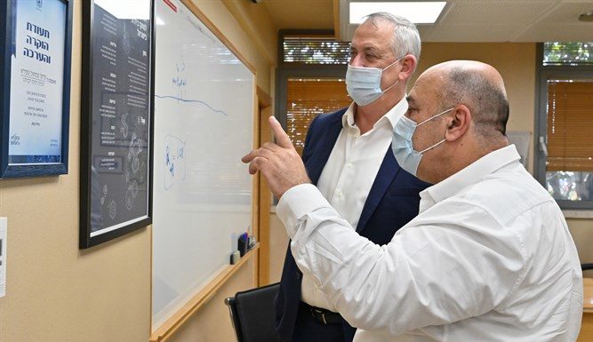 Israël : l’Institut de Ness Ziona se prépare à tester le vaccin contre le coronavirus sur l’homme après les fêtes de Tichri