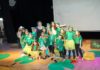 Le spectacle est sur le point de commencer. Ateliers de théâtre d’Orna Porat pour enfants et jeunes à Ashdod.