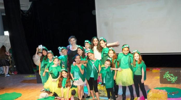 Le spectacle est sur le point de commencer. Ateliers de théâtre d’Orna Porat pour enfants et jeunes à Ashdod.