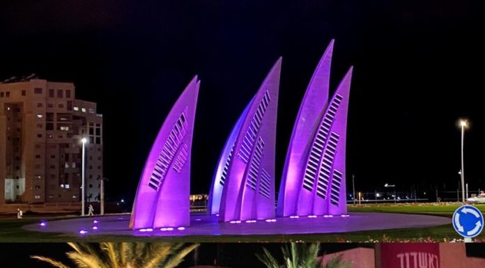 Octobre, un mois pour sensibiliser au cancer du sein, la Mairie d’Ashdod est illuminée en rose !