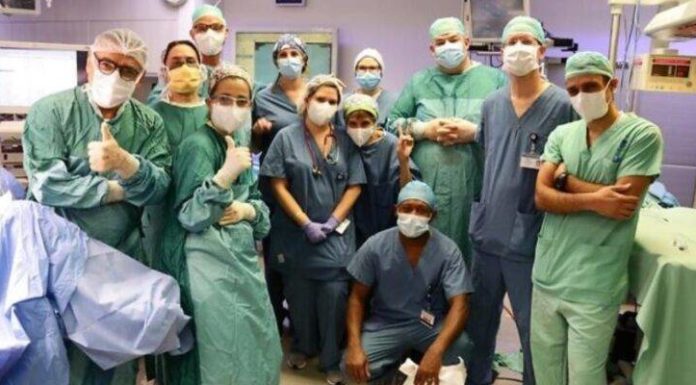 Une équipe de 30 médecins israéliens sauve la vie d’un nouveau-né grâce à une chirurgie rare au milieu de l’accouchement