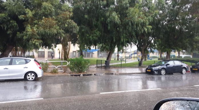 La municipalité d’Ashdod indemnisera les compagnies d’assurance des propriétaires de véhicules qui ont été endommagés lors des inondations dans la ville