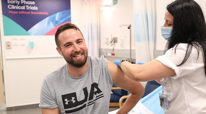 Interview du 1er volontaire des essais du vaccin contre le COVID en Israël : « Je suis heureux de pouvoir amener de l’espoir aux gens »