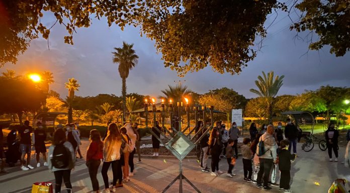 Ashdod : Bougies et lanternes à Hanoukka dans la forêt d’Ashdod
