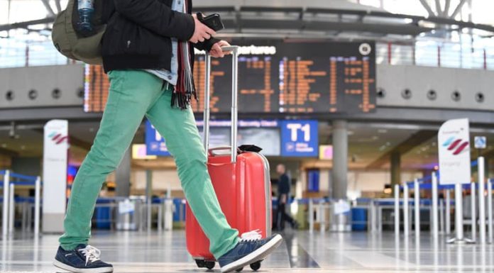 Pourquoi les billets d’avion sont-ils si chers ? Partage des trucs et astuces de vol sur TikTok par un agent de bord !