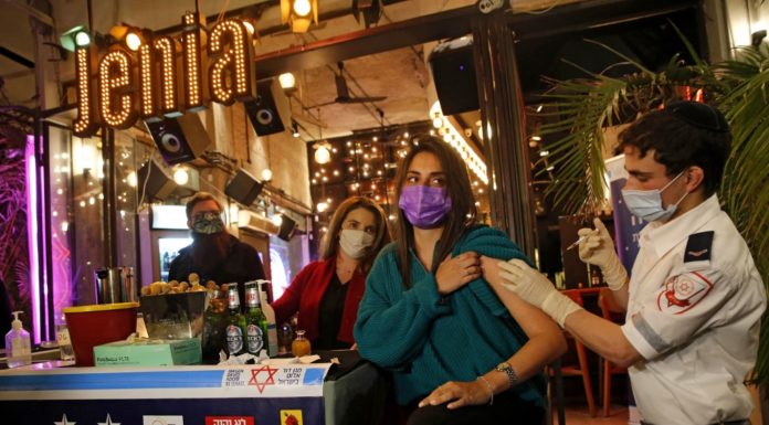 Un shot et un vaccin ? Tel Aviv installe une station de vaccination dans un bar