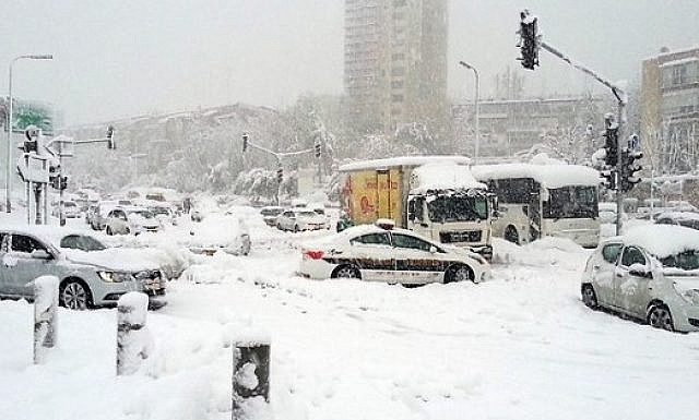 Tombe la neige! Les habitants de Jérusalem s’y préparent !