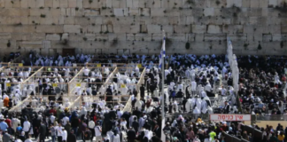 Des milliers de personnes participent au kotel au Birkat Kohanim pour la première fois depuis le COVID