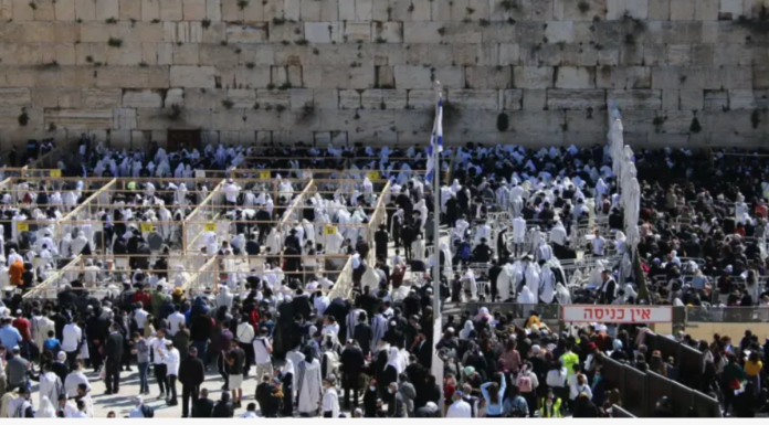 Des milliers de personnes participent au kotel au Birkat Kohanim pour la première fois depuis le COVID