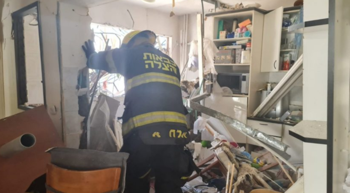 Des résidents d’Ashdod tentent de recoller les morceaux après les tirs de Gaza