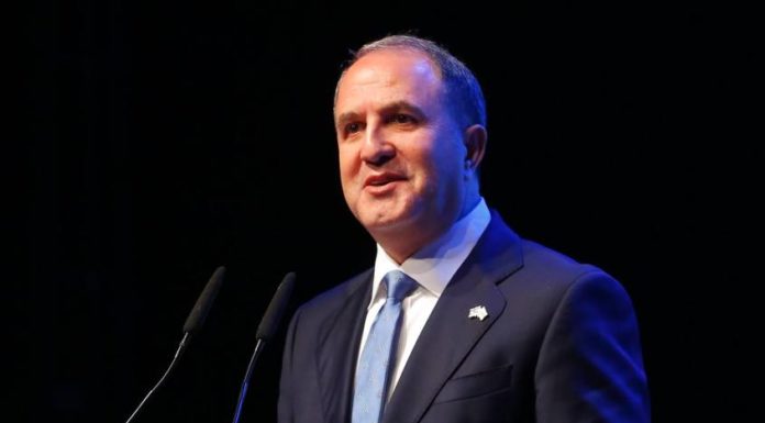 Enterrement de la ville » ou « Rien n’a changé » ? Lasri tente de se calmer suite au soutien d’Agudat Israel