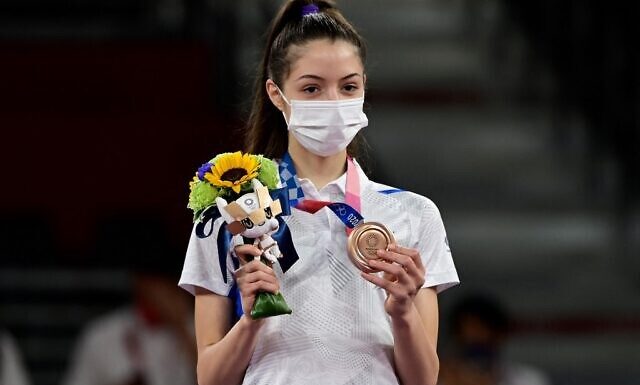 Première médaille à Tokyo : Avishag Semberg remporte le bronze en taekwondo, la premiere médaille d’Israël !