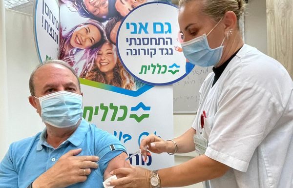 Le maire d’Ashdod et son épouse ont recu ce matin leur troisième vaccin