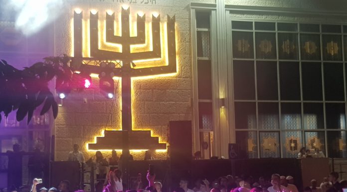 Sim’hat Torah à Ashdod – la ville est en joie dans tous les quartiers ! partagez avec nous vos expériences en photos ou vidéos