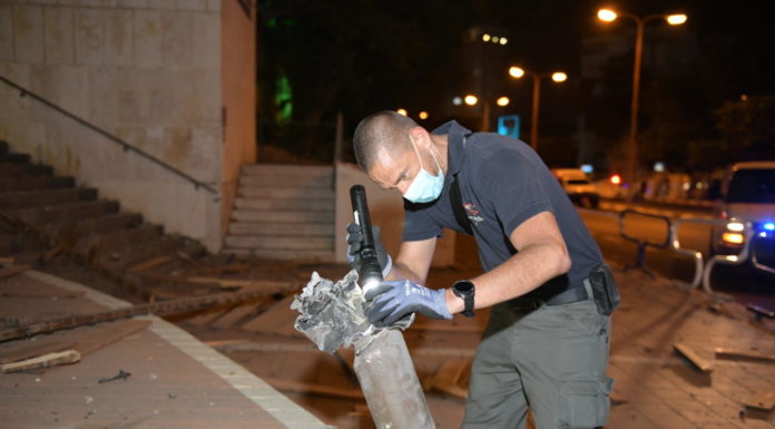 Un jardin d’enfants d’Ashdod est évacué après qu’une partie de roquette a été trouvée sur le toit