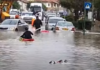 REGARDER : Un homme se fraye un chemin en kayak dans les rues israéliennes inondées…..