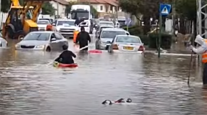 REGARDER : Un homme se fraye un chemin en kayak dans les rues israéliennes inondées…..