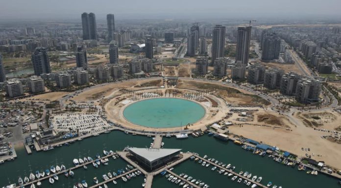 Observez le lac de la marina d’Ashdod la nuit, avant son ouverture au grand public
