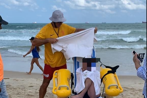 Tout le monde à la mer ! la municipalité d’Ashdod rend la mer accessible aux baigneurs handicapés une fois de plus
