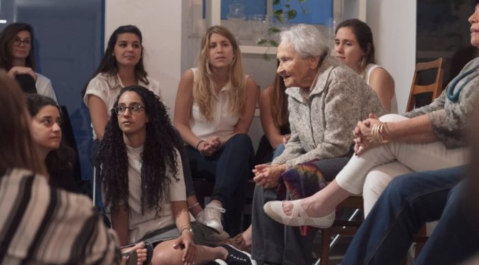 Se souvenir et ne surtout pas oublier : environ 60 événements « Mémoire dans le salon » auront lieu cette année à Ashdod pour commémorer l’Holocauste