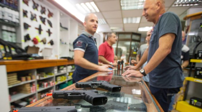 Les demandes de permis d’armes à feu en Israël atteignent un niveau record