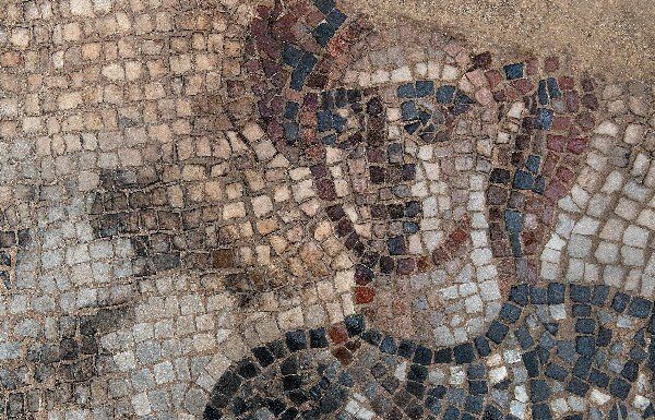 Une mosaïque vieille de 1 600 ans représentant des héroïnes bibliques trouvée dans le Nord d’Israël