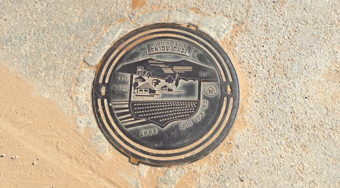 L’homme de Tel Aviv qui a documenté 8 072 plaques d’égout