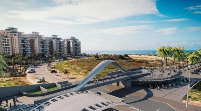 Combien la municipalité d’Ashdod dépense-t-elle par habitant par rapport aux autres grandes villes d’Israël ?